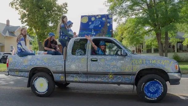 Truck painted in the style of Vincent van Gogh for a 首页coming parade